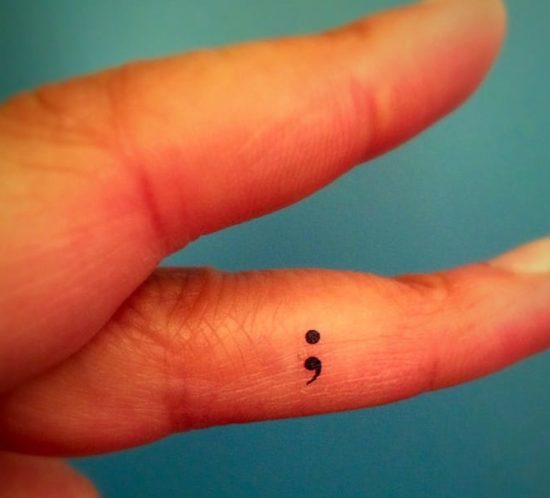 tatuaje punto y coma dedos