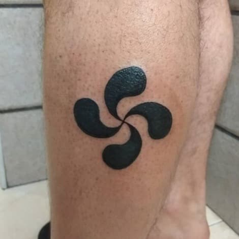 tatuaje-lauburu-pierna